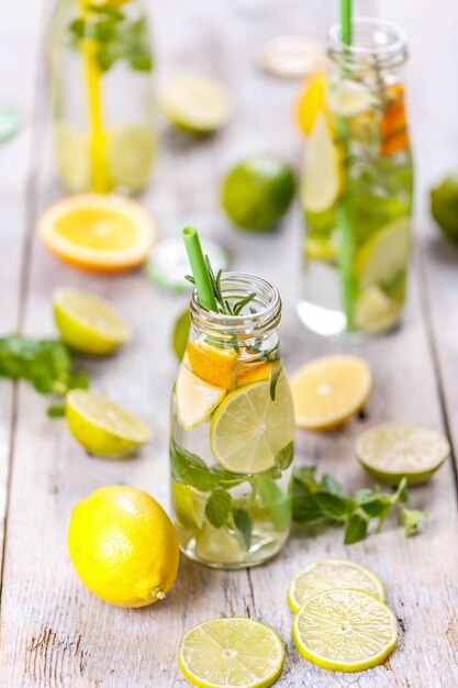 Foto limonade mit frischer zitrone