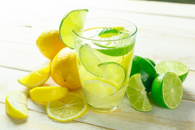 Limonade mit frischer Zitrone