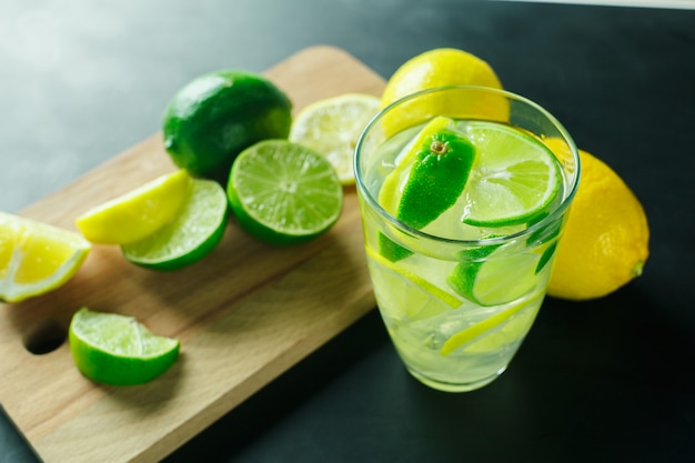 Limonade mit frischer Zitrone