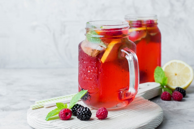 Limonade mit Himbeere und Brombeere mit Zitrone, Minze im Einmachglas.