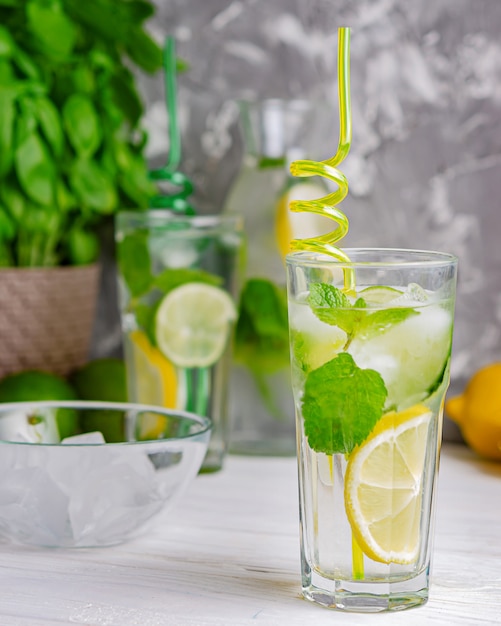 Limonade mit Limetten und Minze in Gläsern