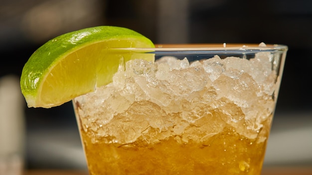 Limonade mit Limettenscheibe und Eis im Glas Shallow dof