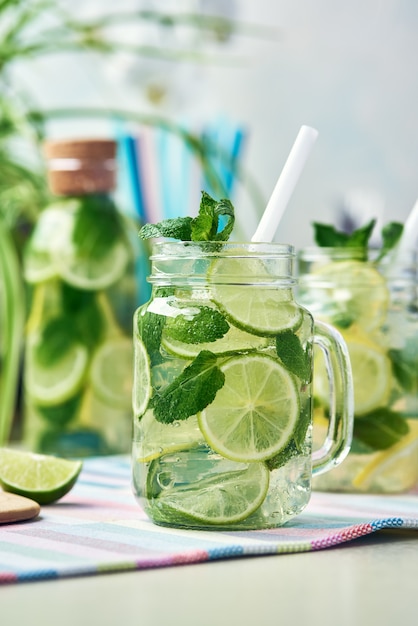 Limonade mit Zitrone und Limette