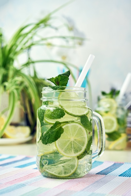 Limonade mit Zitrone und Limette