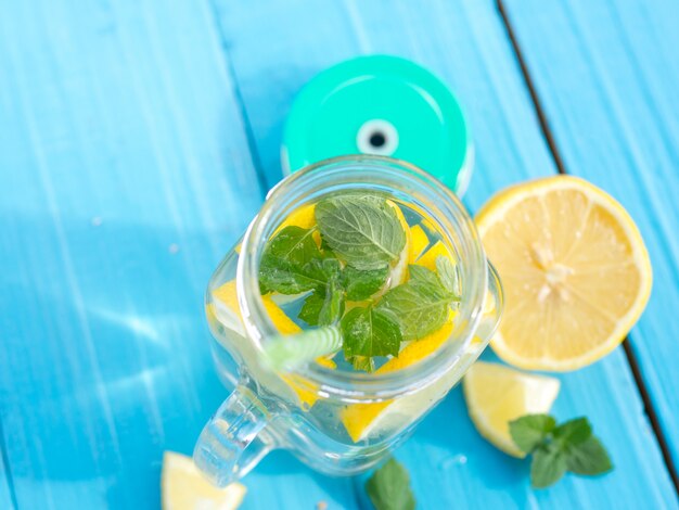 Limonade mit Zitrone und Minze im Glas