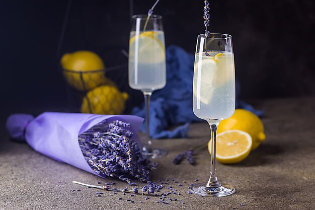 Limonade mit Zitronen und Lavendel auf schwarzem Steintisch