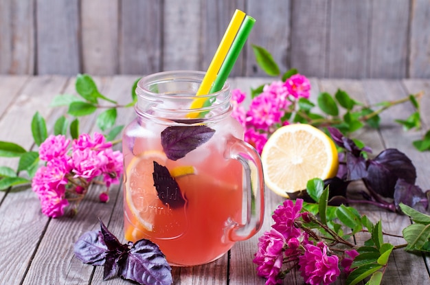 Limonade oder Cocktail mit Zitrone und Basilikum in einem Glas