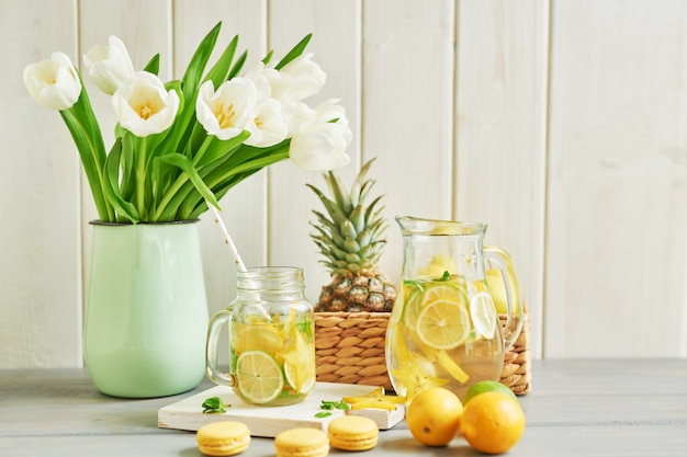 Limonade, süße Macarons und Tulpenblüten