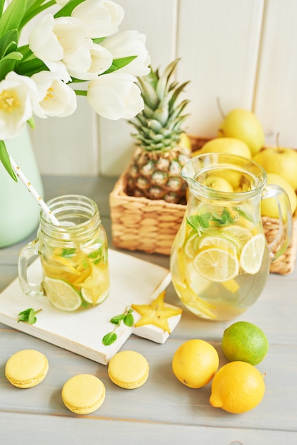 Limonade, süße Macarons und Tulpenblüten