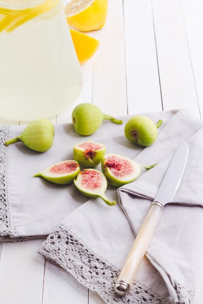 Limonade und Feigen auf Retro-Holztisch. selektiver Fokus. Das Obststillleben des Falles.