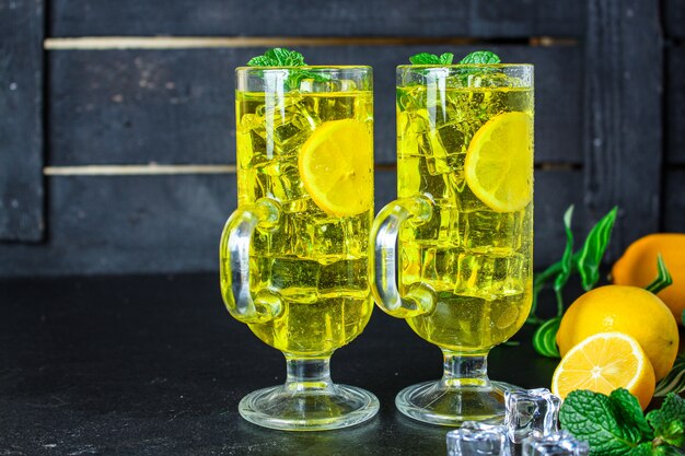 Limonade Zitroneneis trinken