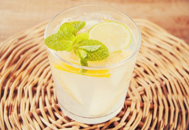 Limonaden- oder Mojito-Cocktail mit Zitrone und Minze
