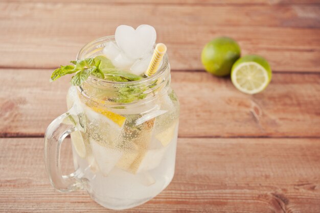 Limonaden- oder Mojito-Cocktail mit Zitrone und Minze