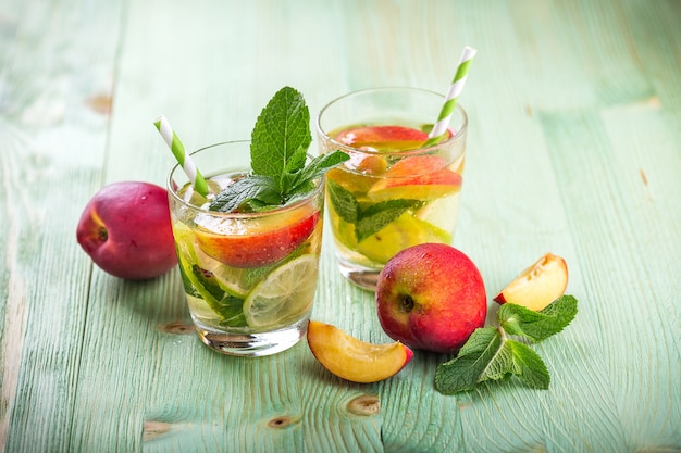 Limonadengetränk auf einem Holztisch