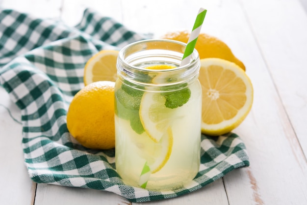 Limonadengetränk in einem Glas auf weißem Holztisch