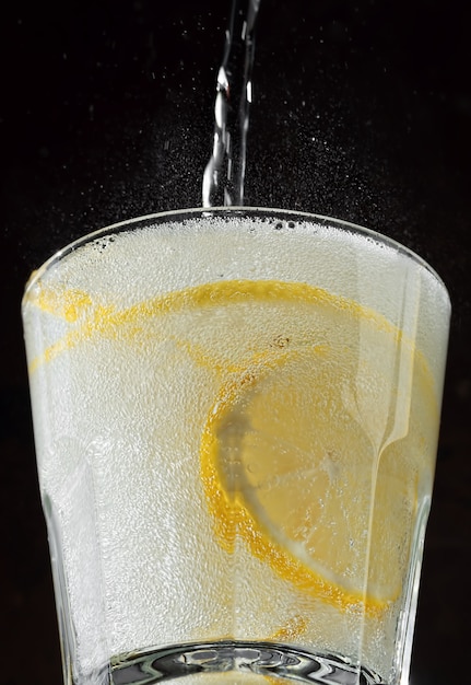 Limonadengetränk wird in ein Glas gegossen