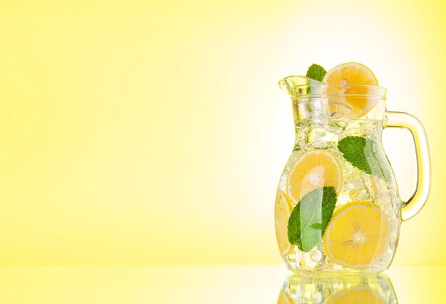 Limonadenkrug mit Zitrone