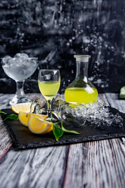 Limoncello digestivo típico italiano com limões frescos e gelo