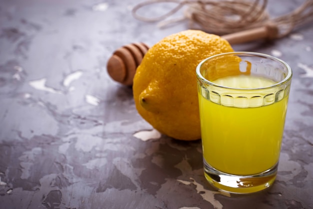 Limoncello, italienischer Likör mit Zitronen