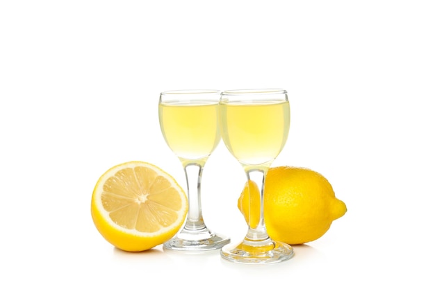 Limoncello Italienischer Zitronenlikör isoliert auf weißem Hintergrund