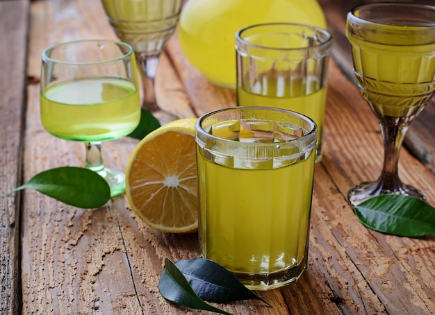 Limoncello, licor italiano com limões