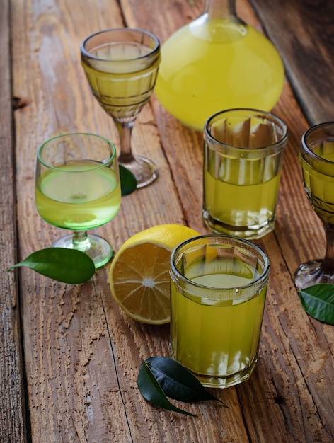 Limoncello, licor italiano com limões