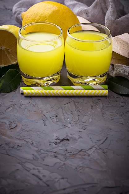 Limoncello De Licor Italiano Con Limones