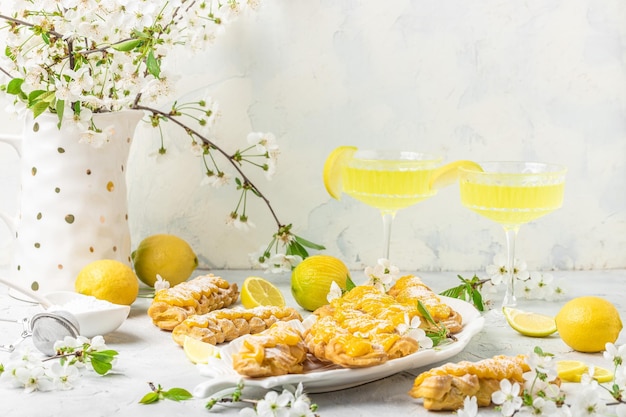 Limoncello tradicional bebida alcoólica caseira italiana em vidro com pedaços de limão doce licor de limão italiano sobre um fundo claro vista superior de formato de banner longo