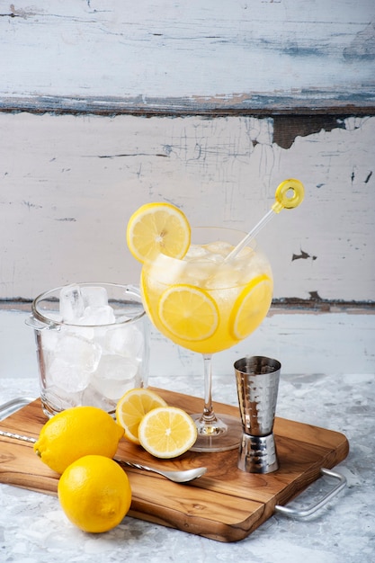 Foto limoncello und gin cocktail