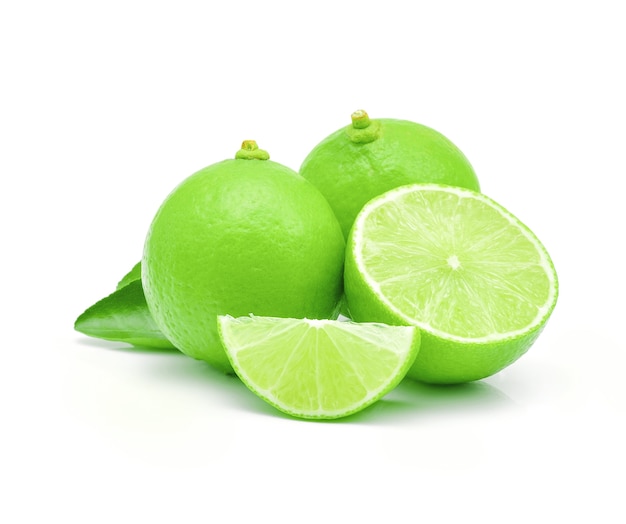 Limones aislados en blanco