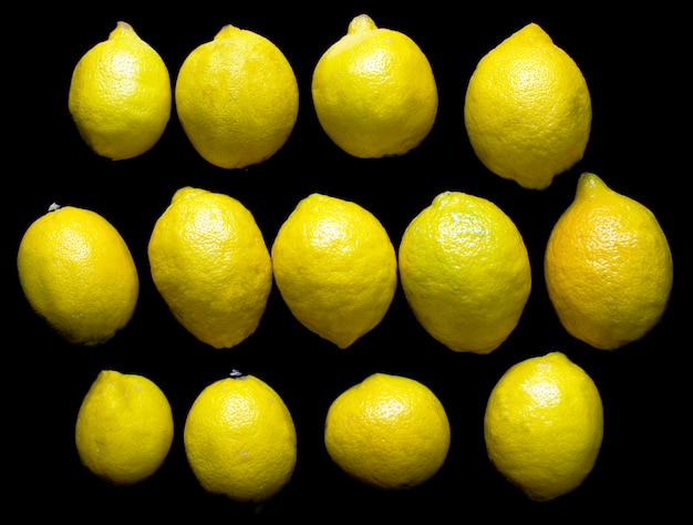 Limones aislados en negro