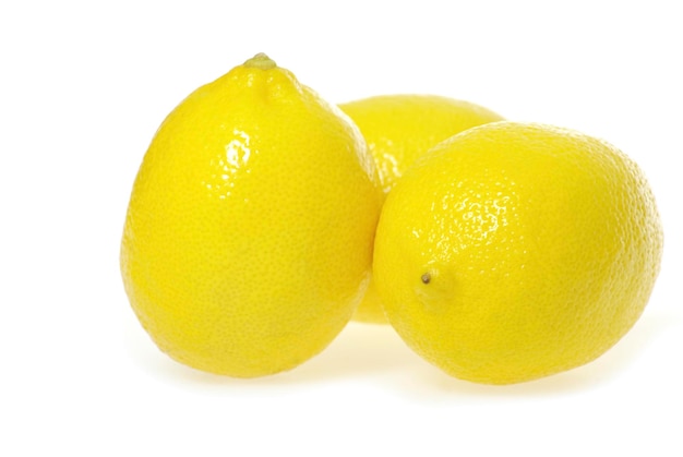 Limones aislados sobre fondo blanco.