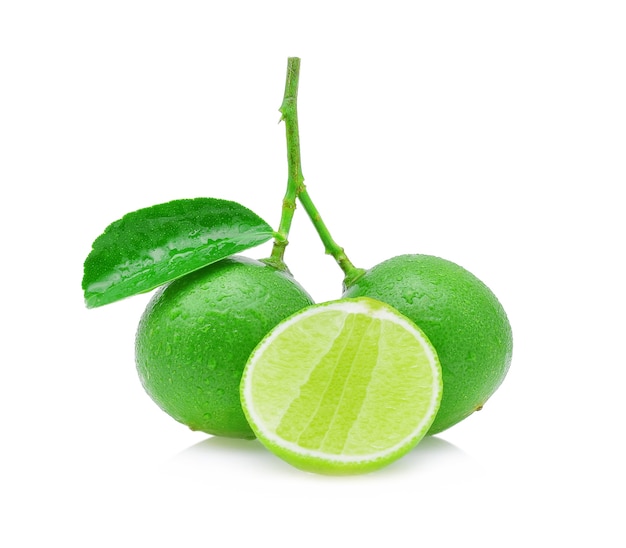 Limones aislados sobre fondo blanco