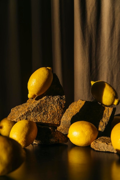 Limones amarillos enteros y en rodajas Vista isométrica de un bodegón mínimo