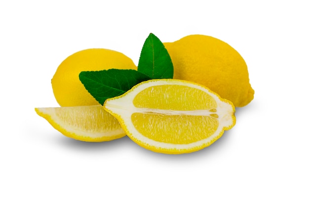 Limones amarillos frescos aislados sobre fondo blanco con trazado de recorte