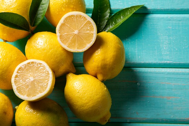 Limones amarillos sobre fondo de madera verde