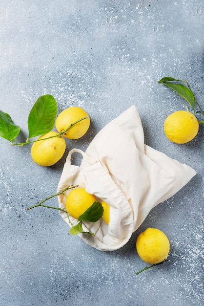 Limones biológicos frescos en bolsa de tela