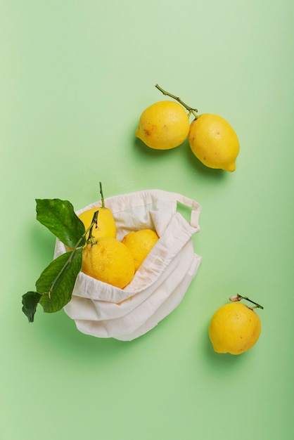 Limones biológicos con hojas verdes.