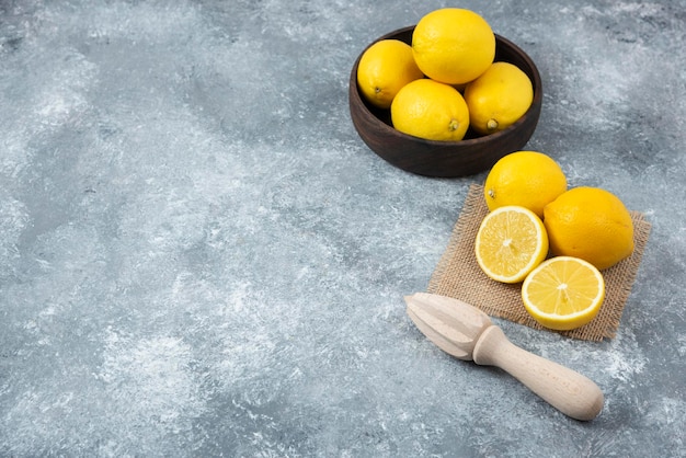 Limones en caja de madera en rodajas y composición fresca completa fondo gris