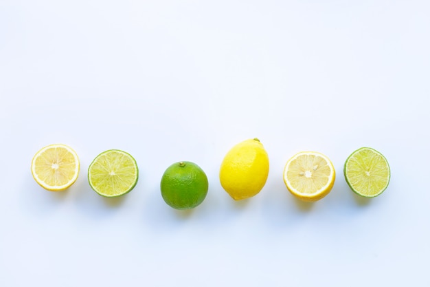 Limones y cales maduros sobre blanco.