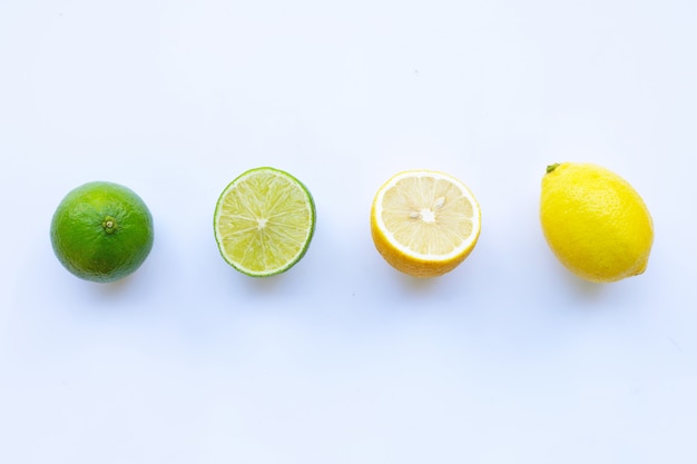 Limones y cales maduros sobre blanco.