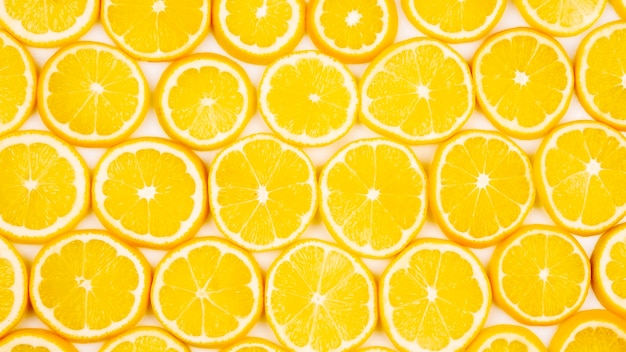 Limones cítricos en rodajas a la mitad de una luz