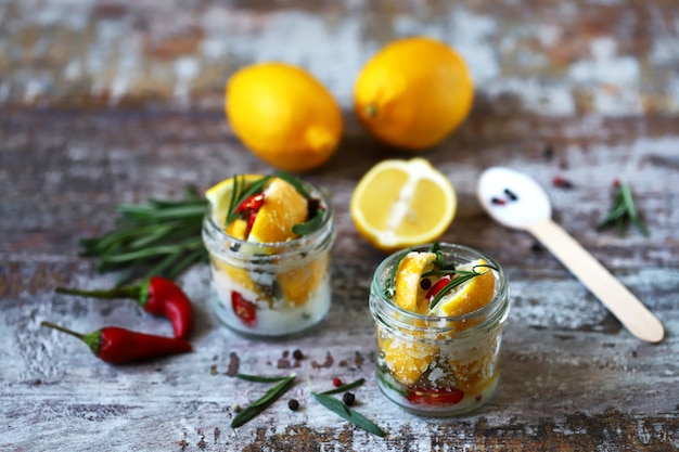 Limones en conserva salados en un frasco