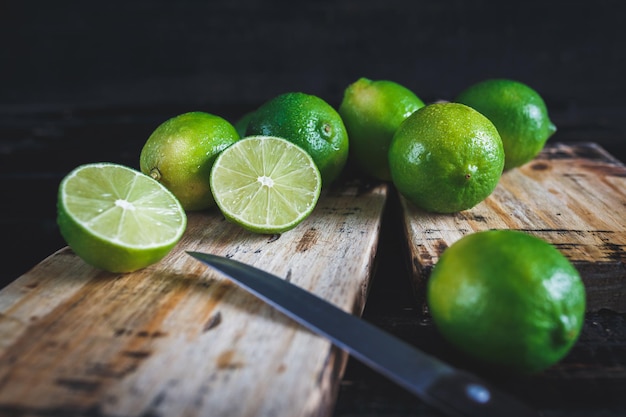 Foto limones y cuchillo en tablas de cortar