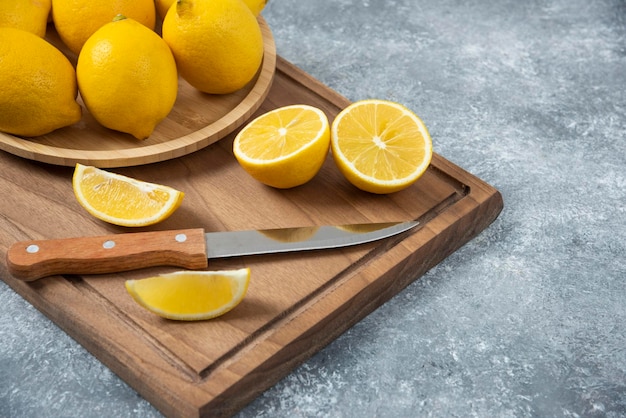 Limones en cuenco de madera de procedencia gris