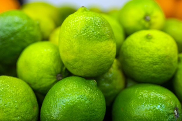 Foto limones en un estante de una tienda