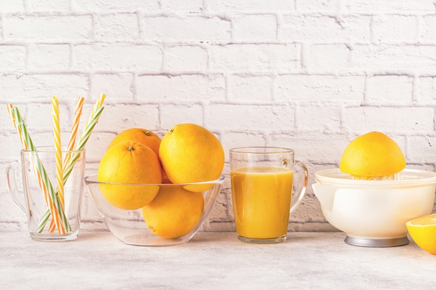 Limones y exprimidor para hacer jugo de naranja.