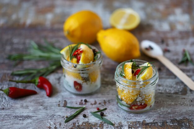 Limones fermentados en tarros de sal, ají y romero