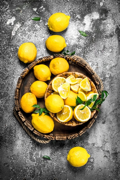 Limones frescos en una bandeja.