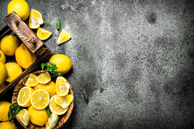 Limones frescos en una caja de madera.